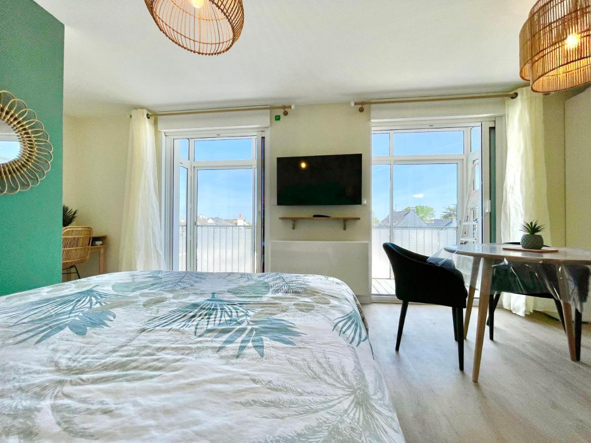 Le Phare Ouest: Oceanfront Retreat With Modern Amenities Ploemeur