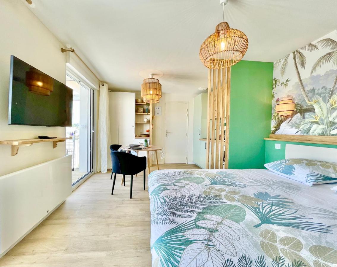 Apartment Le Phare Ouest: Oceanfront Retreat With Modern Amenities